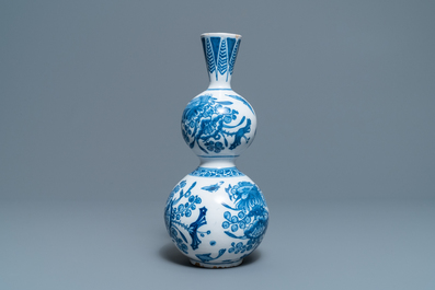 Un vase de forme triple gourde en fa&iuml;ence de Delft bleu et blanc, fin du 17&egrave;me