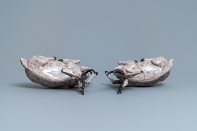 Une paire de grands mod&egrave;les de cerfs en porcelaine de Chine aubergine monochrome, 18/19&egrave;me