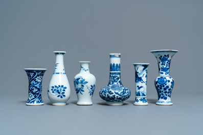 Six petits vases en porcelaine de Chine bleu et blanc, Kangxi