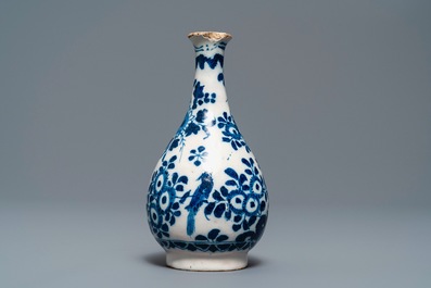 Drie blauw-witte Delftse vaasjes en een chinoiserie kan, 17/18e eeuw