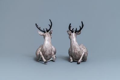 Une paire de grands mod&egrave;les de cerfs en porcelaine de Chine aubergine monochrome, 18/19&egrave;me