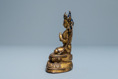 Een Sino-Tibetaanse verguld bronzen en ingelegde figuur van Boeddha, Ming