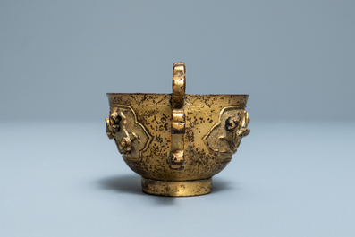 Een Chinese verguld bronzen rituele kop met oor, Ming