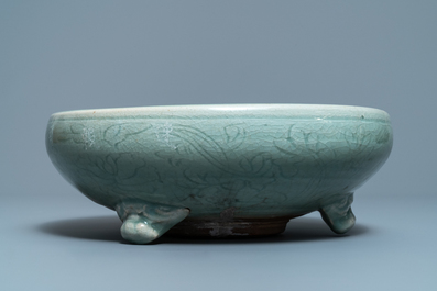 Un grand br&ucirc;le-parfum tripod en porcelaine de Chine c&eacute;ladon de Longquan, Ming
