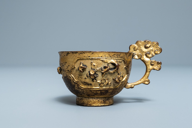 Une tasse en bronze dor&eacute;, Chine, Ming
