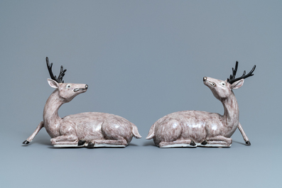 Une paire de grands mod&egrave;les de cerfs en porcelaine de Chine aubergine monochrome, 18/19&egrave;me