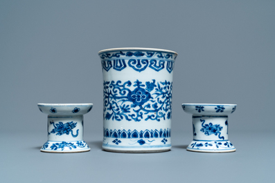 Un pot &agrave; pinceaux et une paire de ponceuses en porcelaine de Chine bleu et blanc, Kangxi