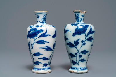 Drie blauw-witte Delftse vaasjes en een chinoiserie kan, 17/18e eeuw