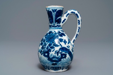 Drie blauw-witte Delftse vaasjes en een chinoiserie kan, 17/18e eeuw