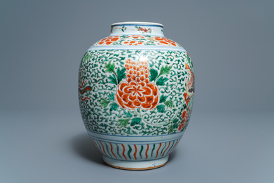 Un vase en porcelaine de Chine wucai &agrave; d&eacute;cor de ph&eacute;nix, &eacute;poque Transition