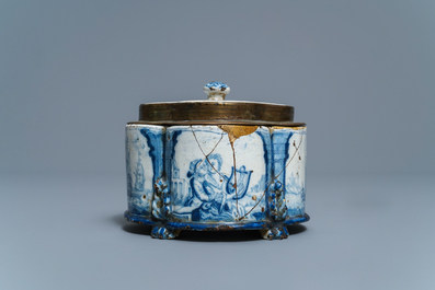 Een blauw-witte Delftse vierlobbige dekseldoos met bronsmontuur, begin 18e eeuw