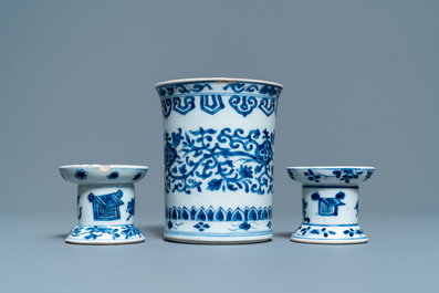 A Chinese blue and white brush pot and a pair of sanders, Kangxi
