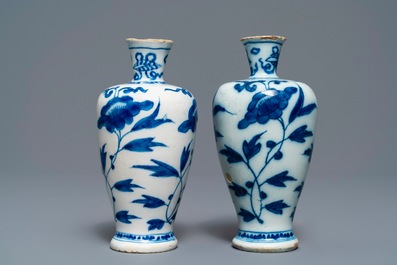 Drie blauw-witte Delftse vaasjes en een chinoiserie kan, 17/18e eeuw