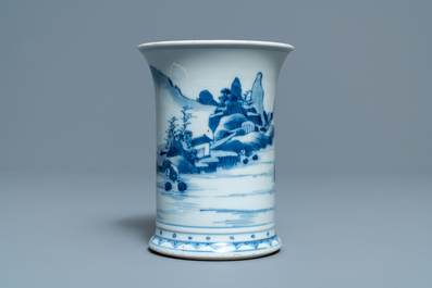 Een Chinese blauw-witte penselenbeker met een fijn landschap, Kangxi