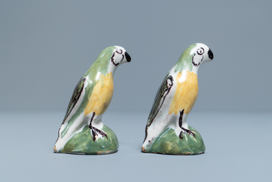 Une paire de mod&egrave;les miniatures de perroquets en fa&iuml;ence polychrome de Delft, 18&egrave;me