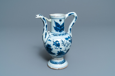 Une verseuse en porcelaine de Chine bleu et blanc &agrave; d&eacute;cor de gar&ccedil;ons jouants, Wanli