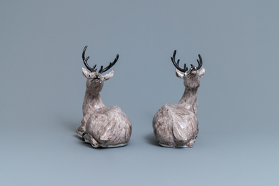 Une paire de grands mod&egrave;les de cerfs en porcelaine de Chine aubergine monochrome, 18/19&egrave;me