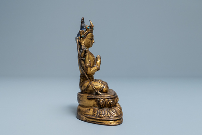 Een Sino-Tibetaanse verguld bronzen en ingelegde figuur van Boeddha, Ming