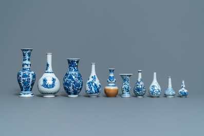 Tien kleine Chinese blauw-witte vazen, Kangxi