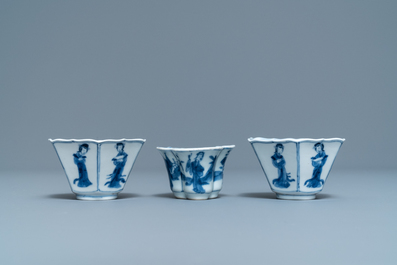 Drie Chinese blauw-witte koppen en schotels, Chenghua en hall merken, Kangxi