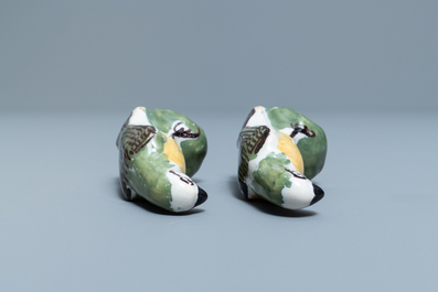Een paar polychrome Delftse miniatuur modellen van papegaaien, 18e eeuw