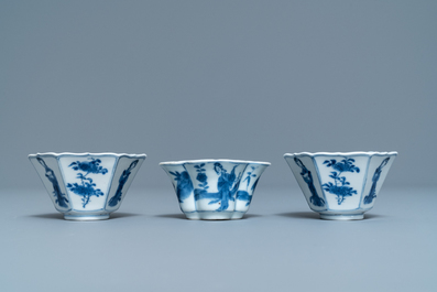 Drie Chinese blauw-witte koppen en schotels, Chenghua en hall merken, Kangxi