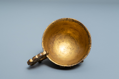 Une tasse en bronze dor&eacute;, Chine, Ming