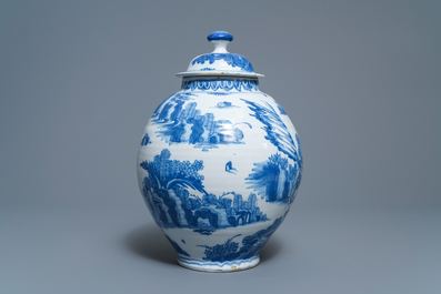 Un vase couvert en fa&iuml;ence de Delft bleu et blanc, 2&egrave;me moiti&eacute; du 17&egrave;me