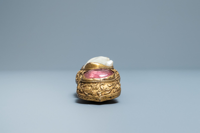 Een Chinese verguld bronzen riemgesp met een barokparel en rozenkwarts, Ming