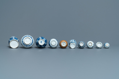Dix petits vases en porcelaine de Chine bleu et blanc, Kangxi