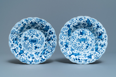 Deux plats et une paire d'assiettes en porcelaine de Chine bleu et blanc &agrave; d&eacute;cor de poissons et crabes, Kangxi