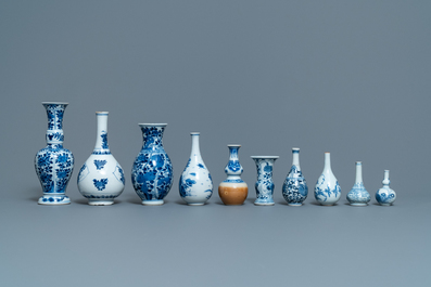 Dix petits vases en porcelaine de Chine bleu et blanc, Kangxi