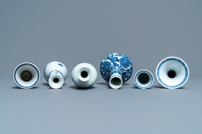 Six petits vases en porcelaine de Chine bleu et blanc, Kangxi