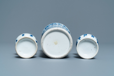 Een Chinese blauw-witte penselenbeker en een paar zandstrooiers, Kangxi
