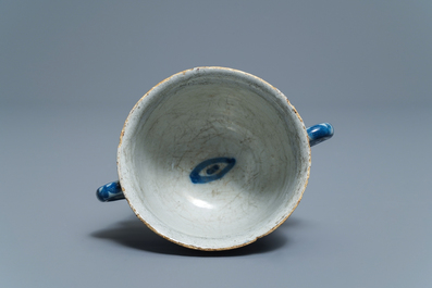 Une tasse &agrave; deux anses en fa&iuml;ence de Delft en bleu et blanc, 18&egrave;me