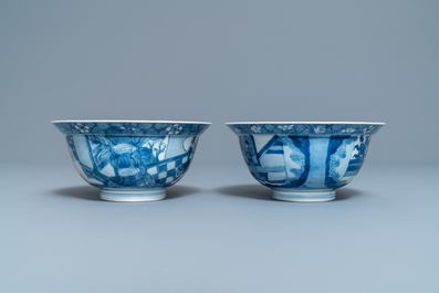 Twee Chinese blauw-witte klapmutskommen, Kangxi merk en periode