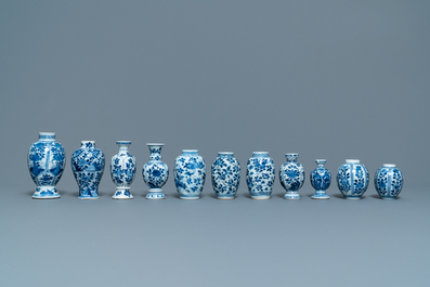 Elf kleine Chinese blauw-witte vazen met floraal decor, Kangxi