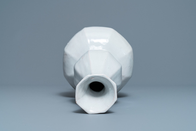 Un vase bouteille de forme octagonale en fa&iuml;ence blanche de Delft, Pays-Bas ou France, 18&egrave;me