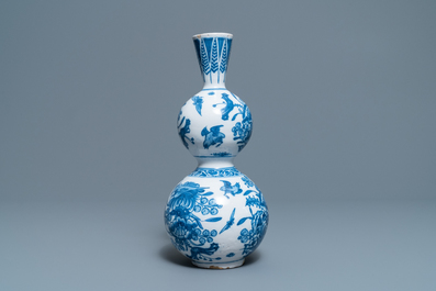 Un vase de forme triple gourde en fa&iuml;ence de Delft bleu et blanc, fin du 17&egrave;me