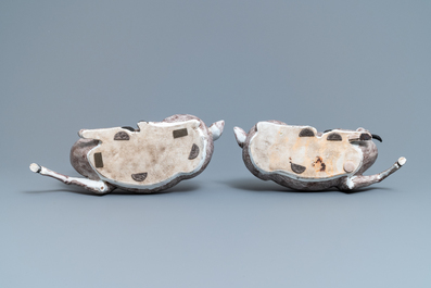 Une paire de grands mod&egrave;les de cerfs en porcelaine de Chine aubergine monochrome, 18/19&egrave;me