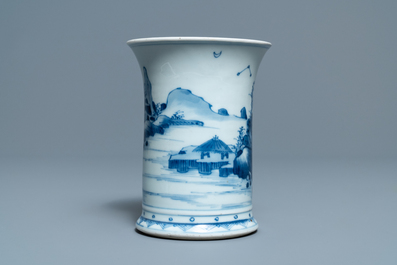 Een Chinese blauw-witte penselenbeker met een fijn landschap, Kangxi