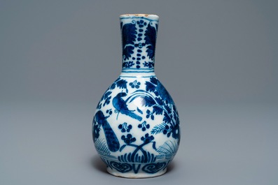 Trois vases et une verseuse en fa&iuml;ence de Delft bleu et blanc, 17/18&egrave;me