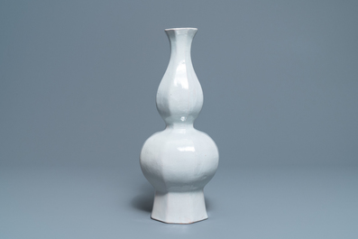 Un vase bouteille de forme octagonale en fa&iuml;ence blanche de Delft, Pays-Bas ou France, 18&egrave;me