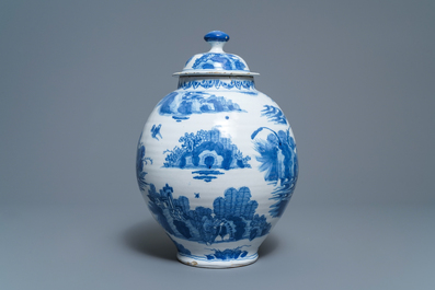 Un vase couvert en fa&iuml;ence de Delft bleu et blanc, 2&egrave;me moiti&eacute; du 17&egrave;me