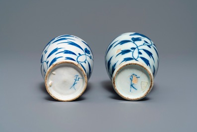 Drie blauw-witte Delftse vaasjes en een chinoiserie kan, 17/18e eeuw