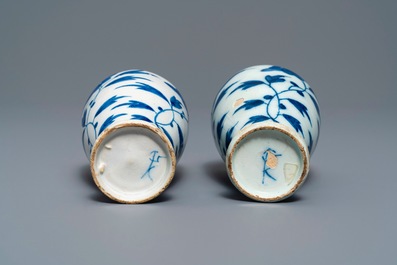 Trois vases et une verseuse en fa&iuml;ence de Delft bleu et blanc, 17/18&egrave;me