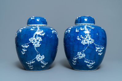 Een paar Chinese blauw-witte gemberpotten met 'prunus op gebroken ijs', 19e eeuw