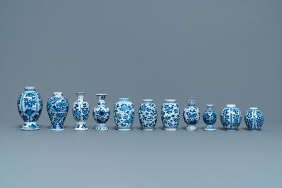 Onze petits vases en porcelaine de Chine bleu et blanc &agrave; d&eacute;cor floral, Kangxi