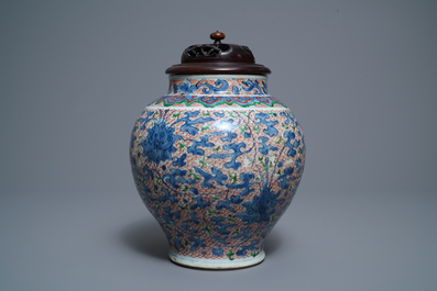 Un vase en porcelaine de Chine wucai &agrave; d&eacute;cor de rinceaux de lotus, &eacute;poque Transition