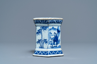 Un saleron en porcelaine de Chine bleu et blanc, &eacute;poque Transition